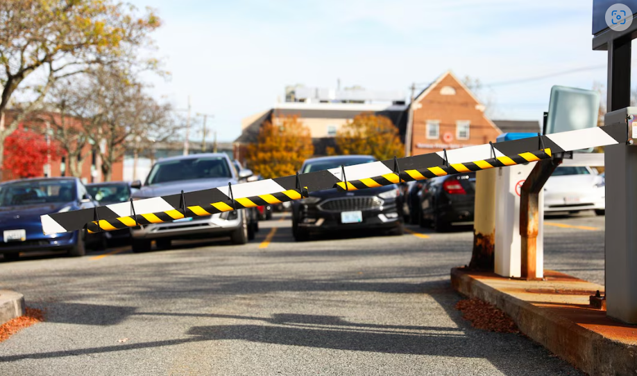 Barrera de estacionamiento bajada bloqueando el acceso a un estacionamiento